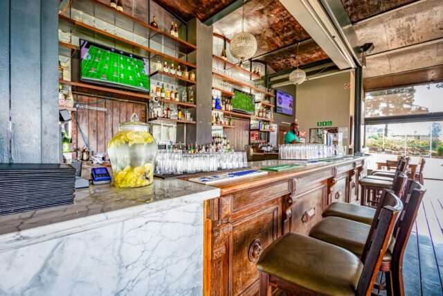 Game on at The Greens Grillhouse 🍻🏌️‍♂️ 

Come through, grab a drink 🍺 and catch all the action with us today. 💪 

We’re open from 6am to 8:30pm every Saturday! 

#EyeOfAfrica #UrbanTrend #ClubhouseLife #GameDay #EstateLiving