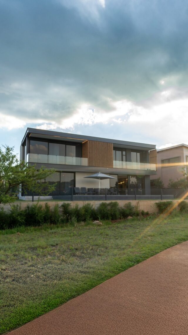 Overlooking the 5th hole of Eye of Africa ⛳️
This luxury 4-bed residence is all about seamless flow, serene golf-front views, and high-end comfort.

✨ Highlights:
🛏️ 4 En-suite bedrooms
🔥 Fireplaces + PJ lounge
🍷 Bar, braai, heated pool
🔋 Inverter, solar, borehole
🎧 Sound system + staff quarters

📍 Book a private tour today...
📞 Tarryn: 063 601 2800
📞 Nontu: 078 651 8926
📞 Sandra: 073 170 0105

ℹ️ Priced at only R 9,299,000

#UrbanTrend #EyeOfAfrica #LuxuryHomes #GolfEstate #RealEstate