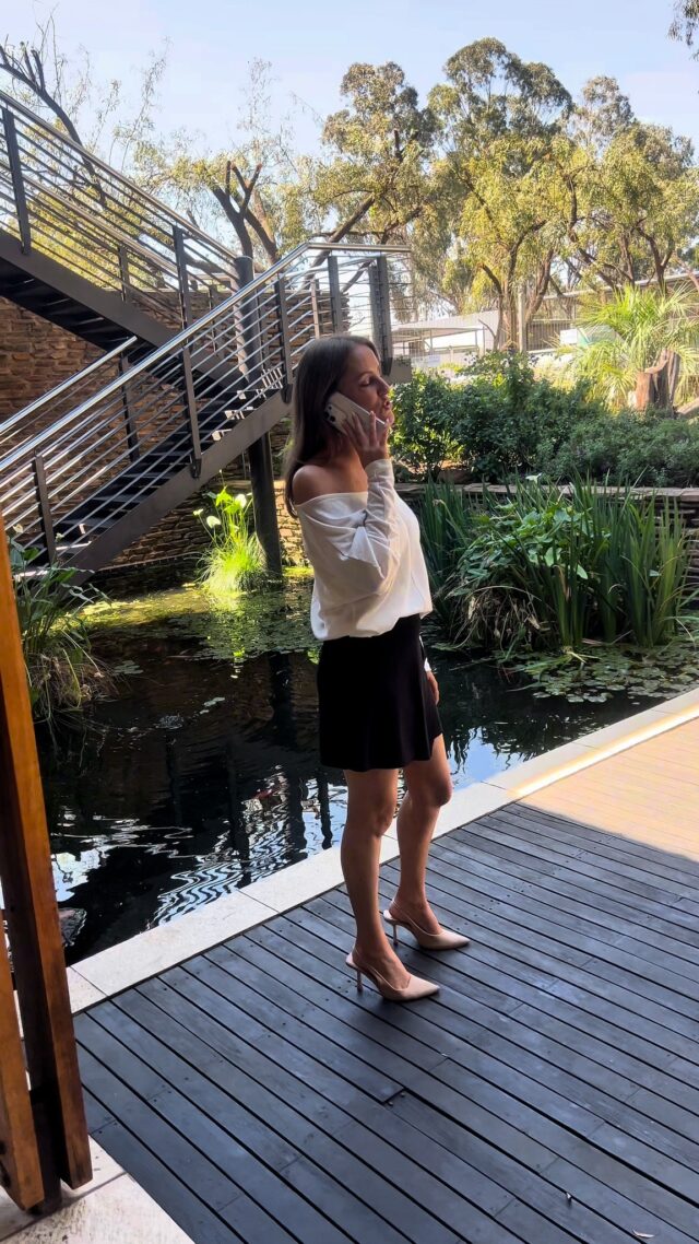 Ever wondered who real estate agents could possibly be on the phone with all the time? 😂📱

#EyeOfAfrica #RealEstate #Sales #Funny #UrbanTrend